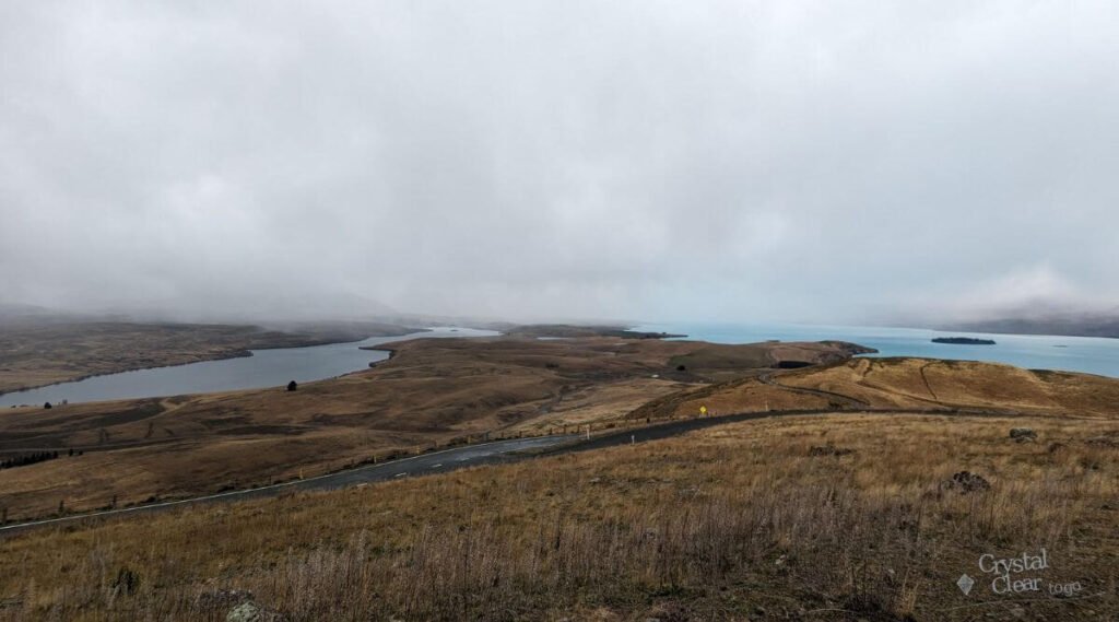 蒂卡波山頂清晰可見左右兩側截然不同的湖泊 左：亞歷山大湖／右：蒂卡波湖
Tekapo Mt John Summit Circuit Track 蒂卡波約翰山環狀步道 山頂